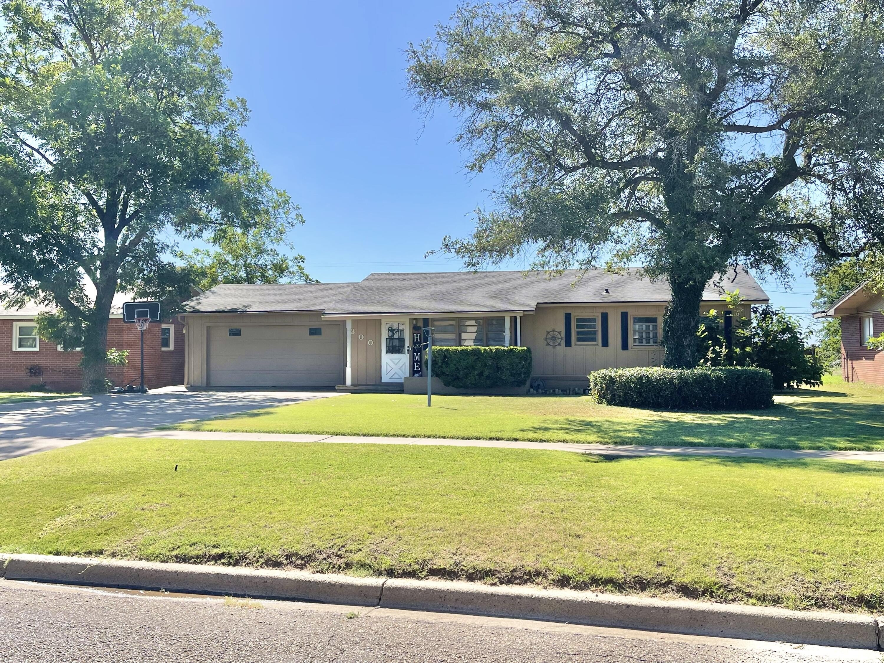 Single Family 2BR 1BA - 300 Thomas Blvd, Plainview, TX