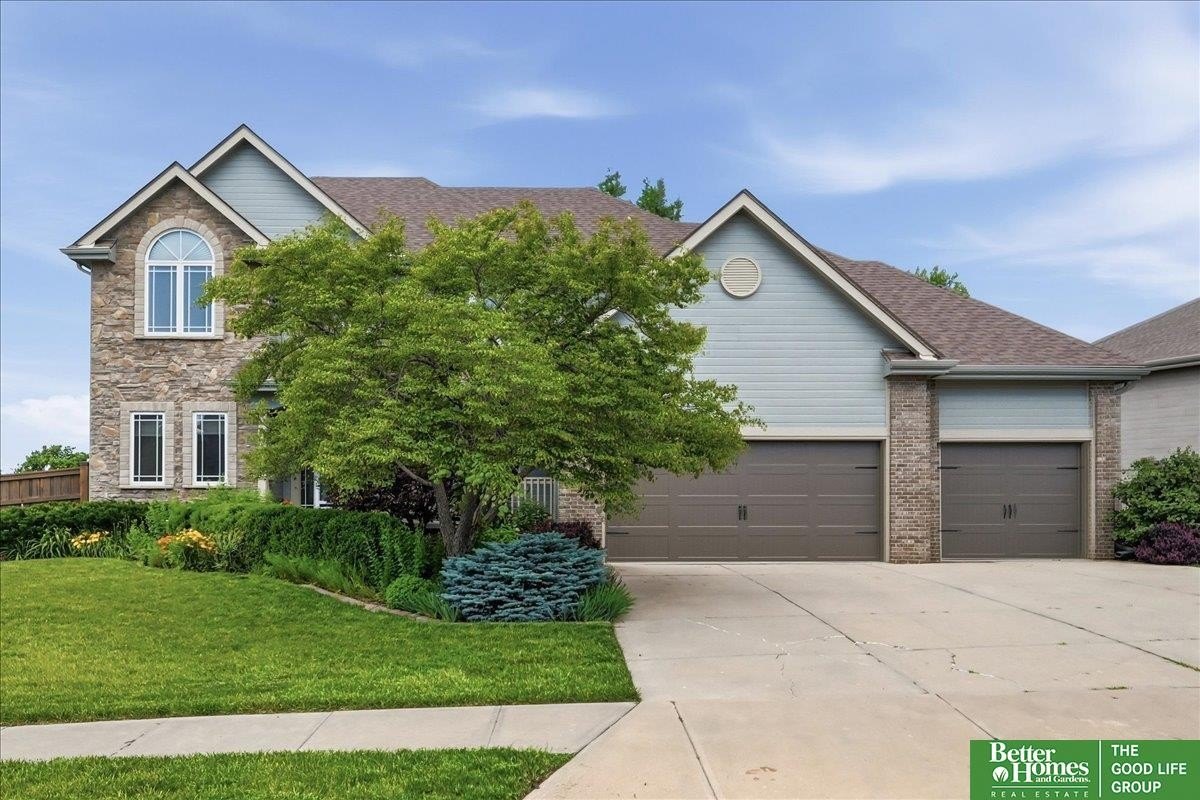 Single Family 5BR 4BA - 8564 S 101 Street, La Vista, NE