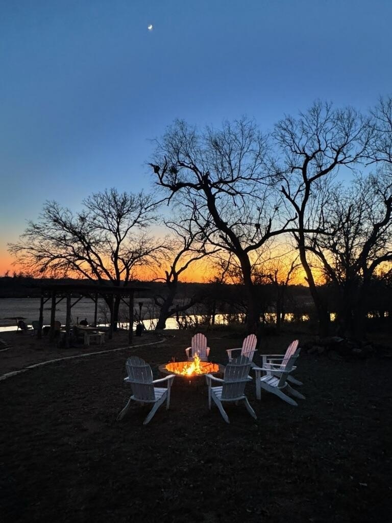 211 W Riverside Dr  