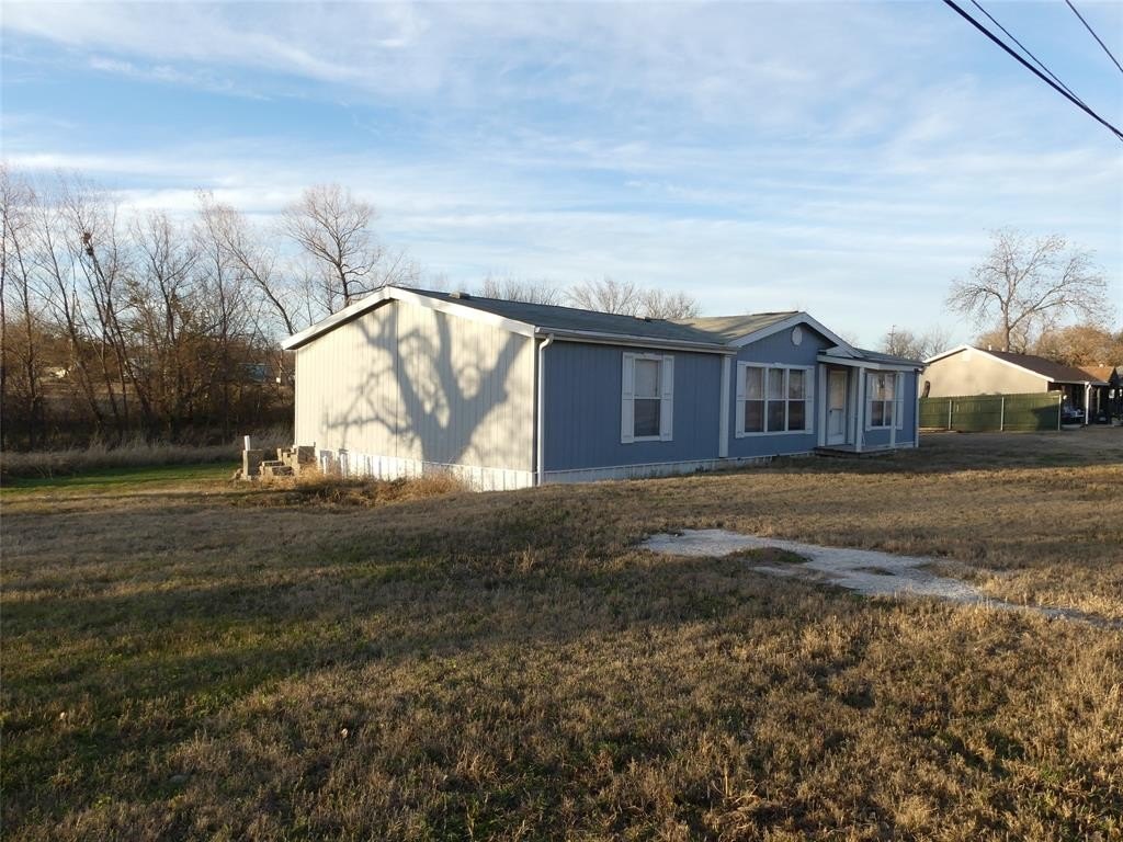 Manufactured Housing 3BR 2BA - 422 Hutchinson Street, Bowie, TX