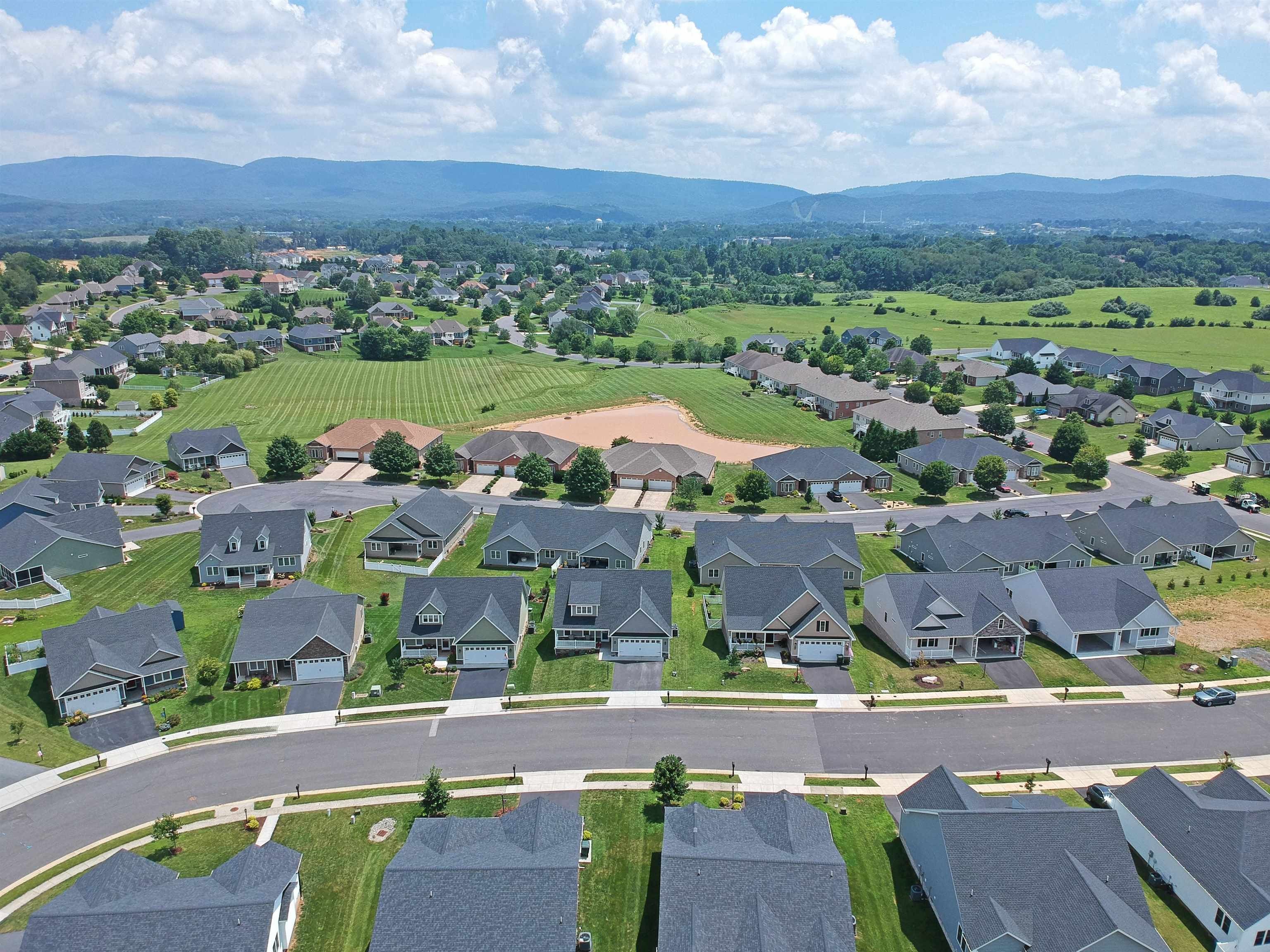 Single Family 3BR 4BA - 224 SPRING RUN LN, WAYNESBORO, VA