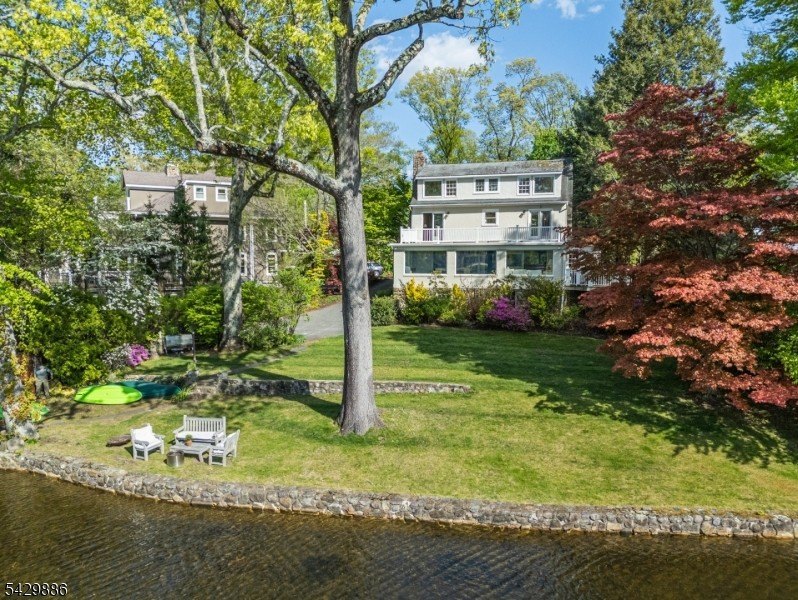 Single Family 4BR 4BA - 21 Fernwood Pl, Mountain Lakes Boro, NJ