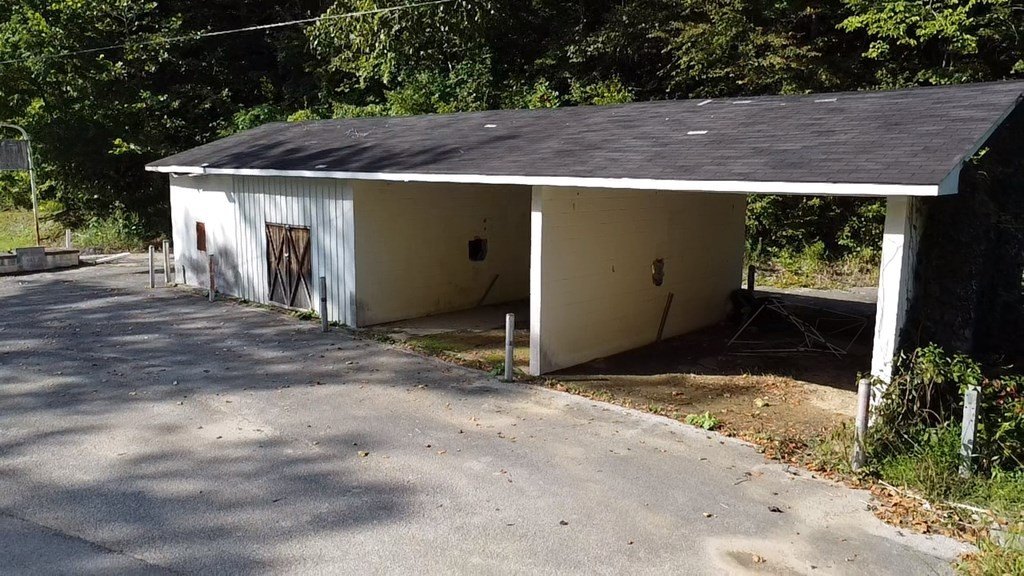 Single Family 3BR 2BA - 9709 US 460 West, Salyersville, KY