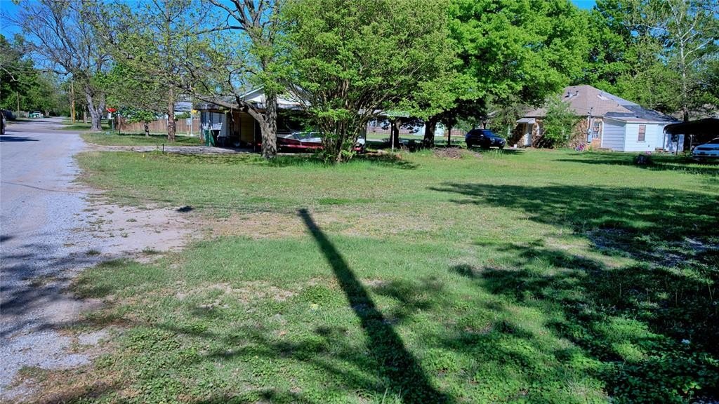 Single Family 2BR 1BA - 700 S Broad Street, Saint Jo, TX