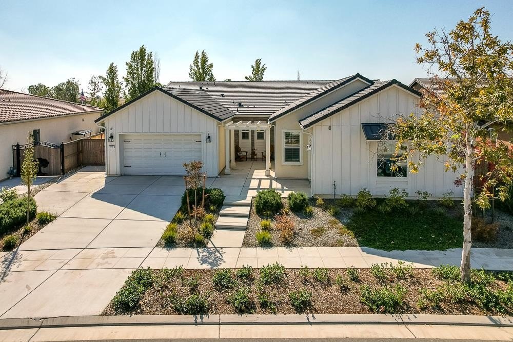 Single Family 4BR 4BA - 1048 Beaver Pond Loop, Madera, CA