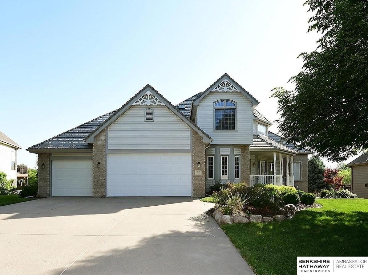 Single Family 4BR 4BA - 710 Bailey Drive, Papillion, NE