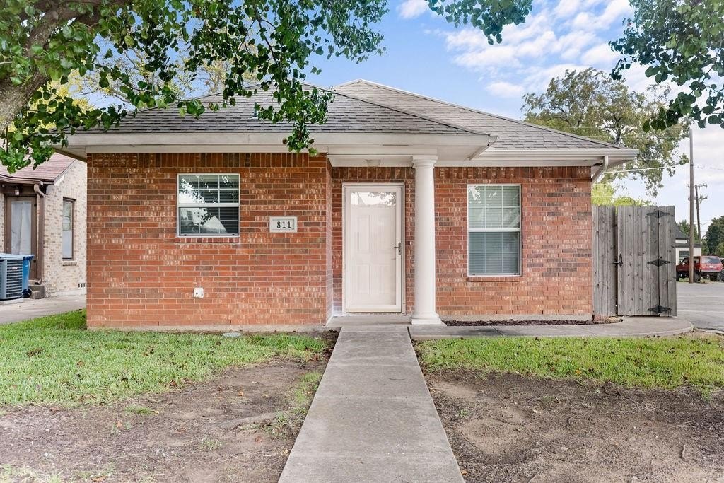 Single Family 2BR 2BA - 811 W Woodard Street, Denison, TX