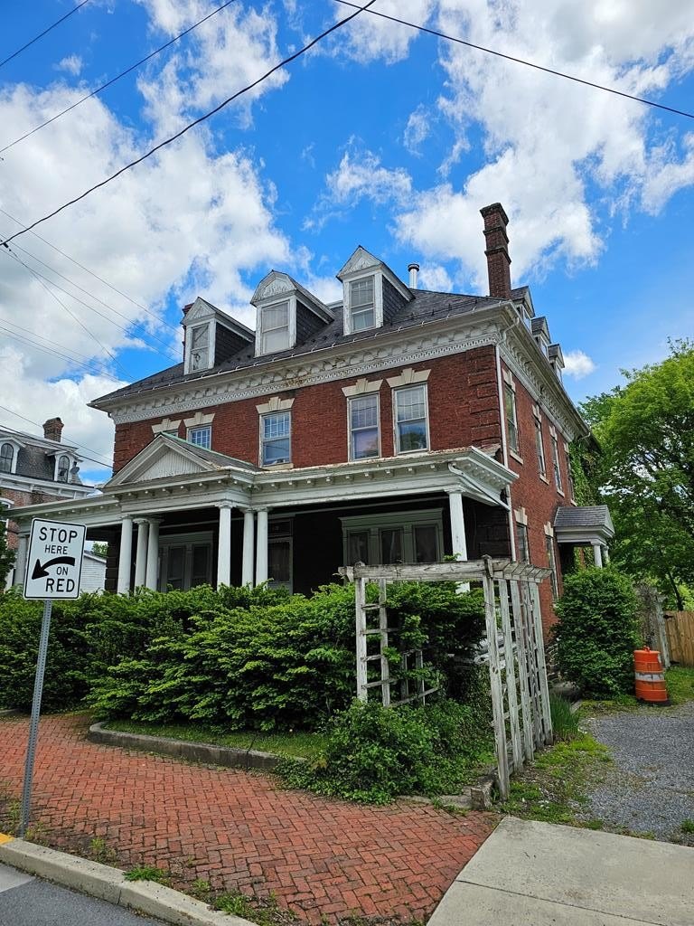 Single Family 9BR 4BA - 114 2nd Street, Huntingdon, PA