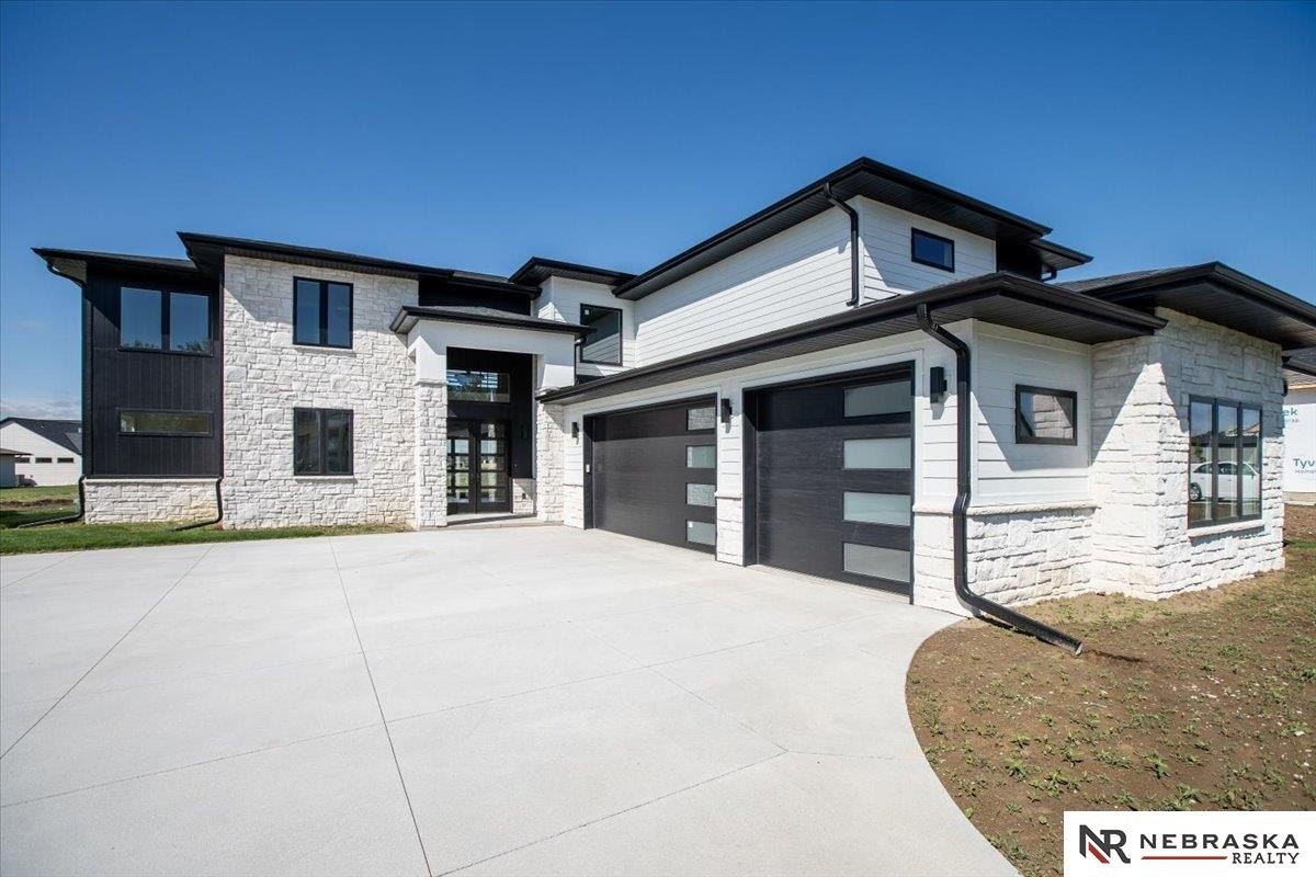 Single Family 4BR 4BA - 3659 Wilderness Hills Boulevard, Lincoln, NE