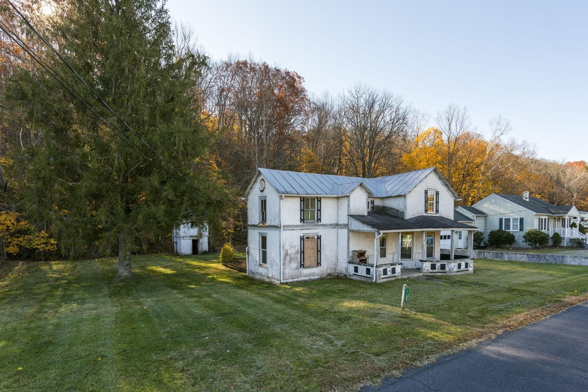 Single Family 4BR 1BA - 165 W RAILROAD AVE, CRAIGSVILLE, VA