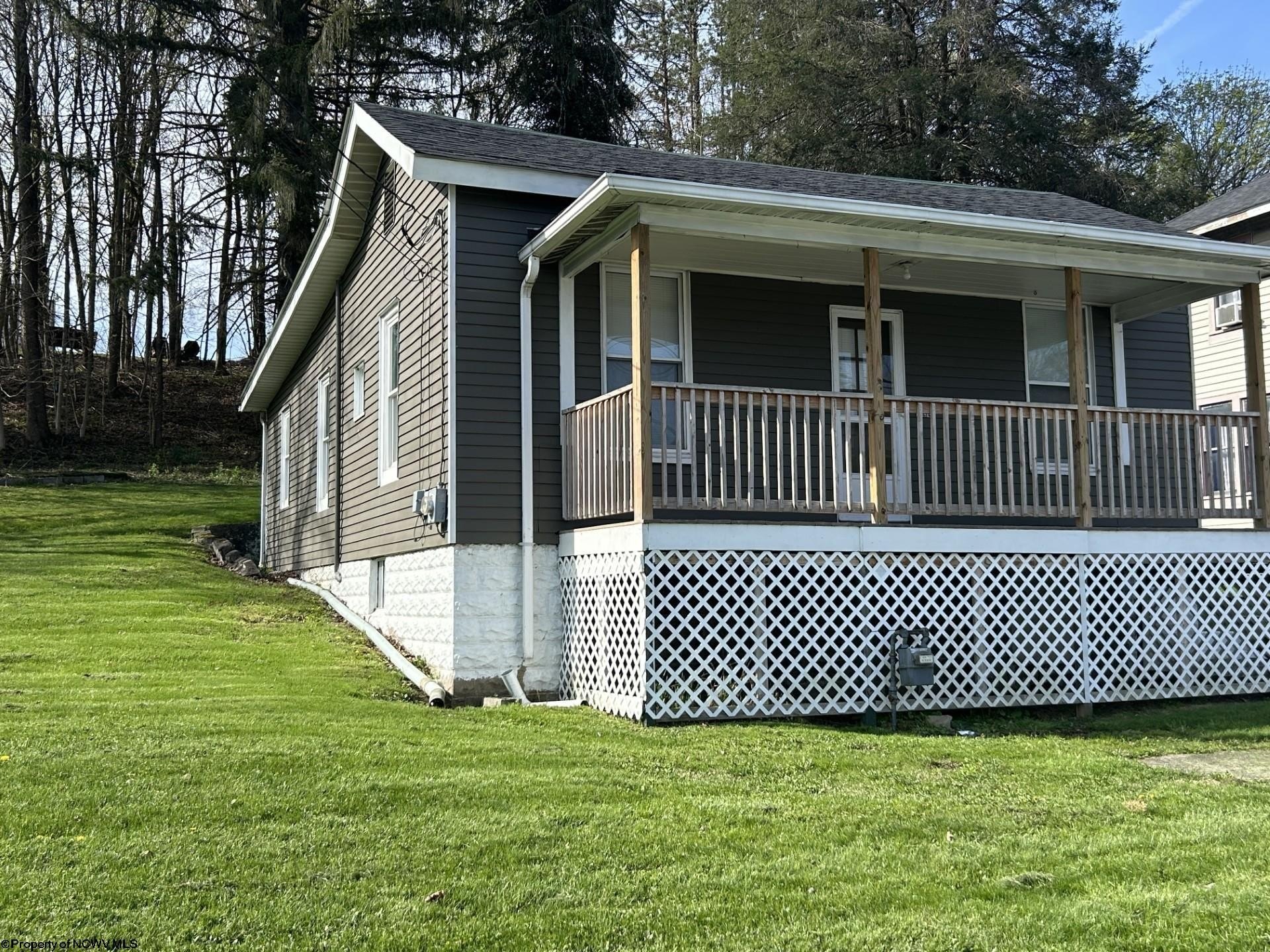 Single Family 2BR 1BA - 122 E Main Street, Kingwood, WV
