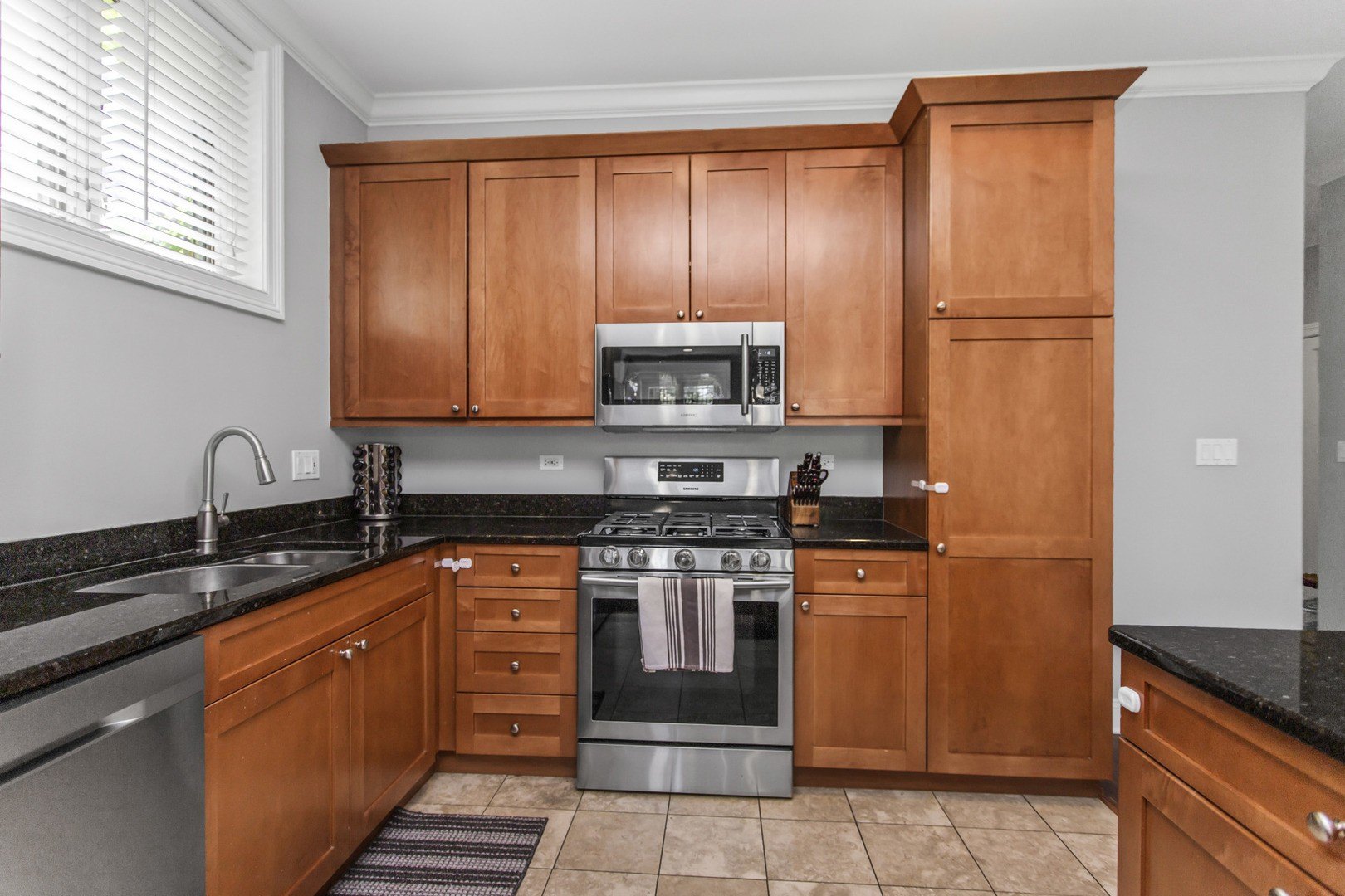 3938 N SOUTHPORT Ave  