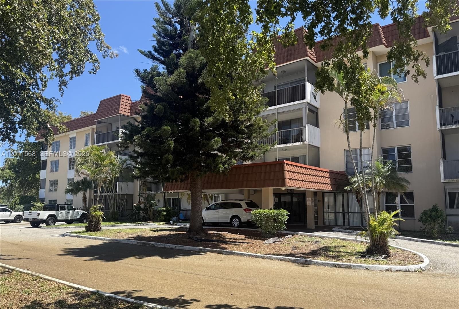 Condo 2BR 2BA - 4176 Inverrary Dr, Lauderhill, FL