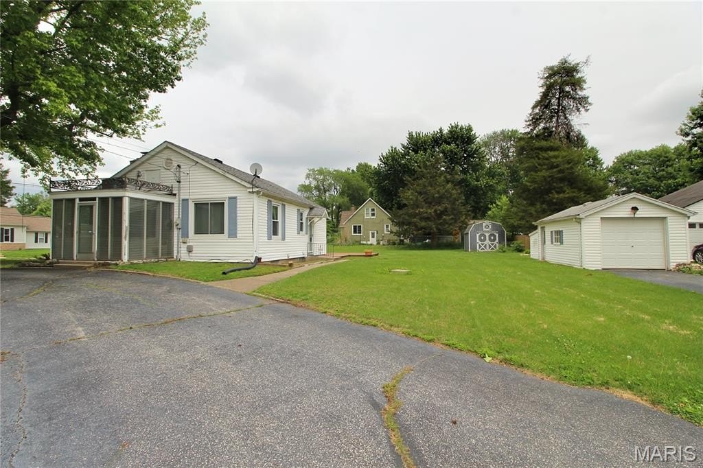 Single Family 1BR 2BA - 1800 E B Street, Belleville, IL