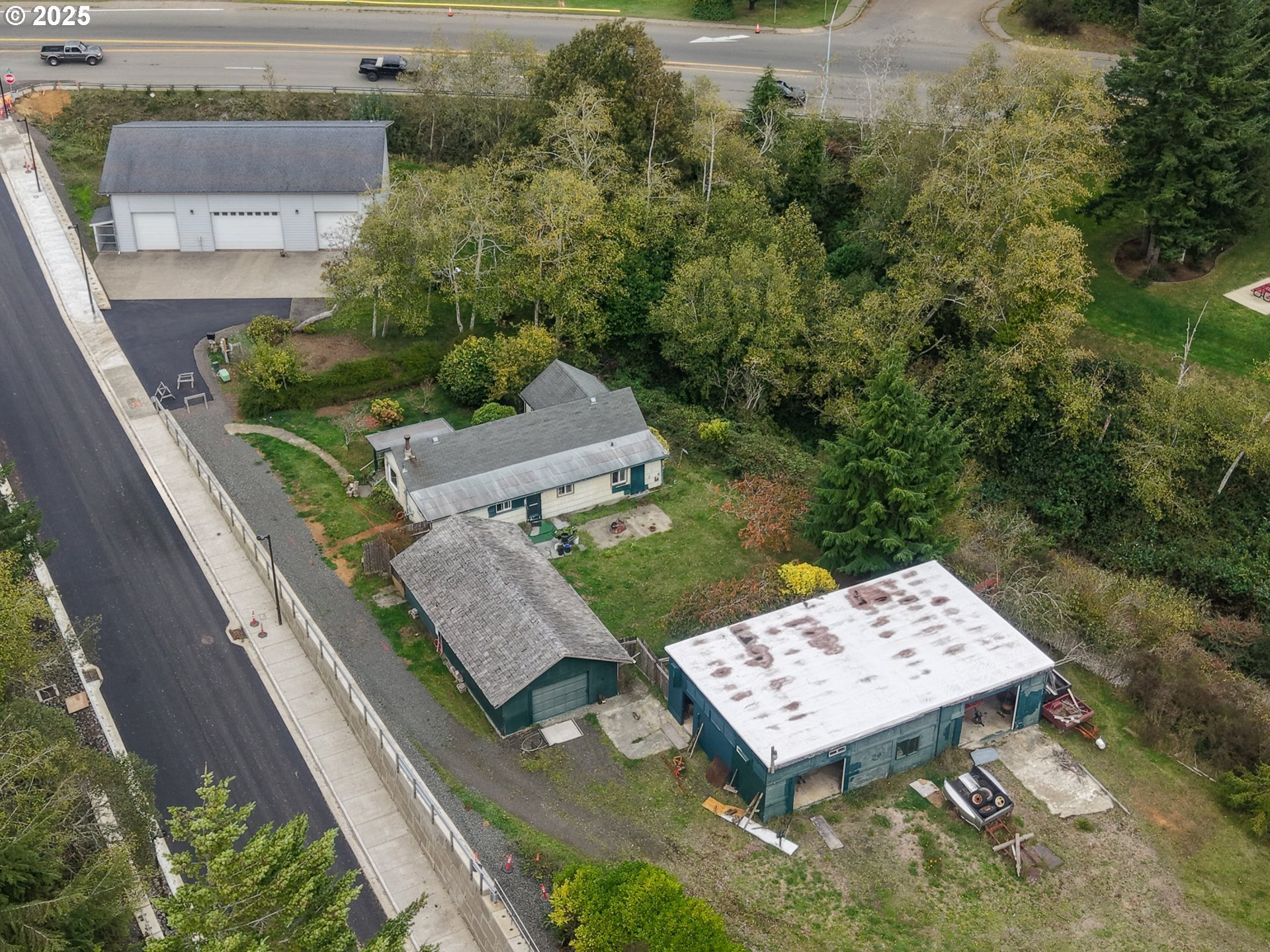 Single Family 2BR 3BA - 565 LINDY Ln, CoosBay, OR