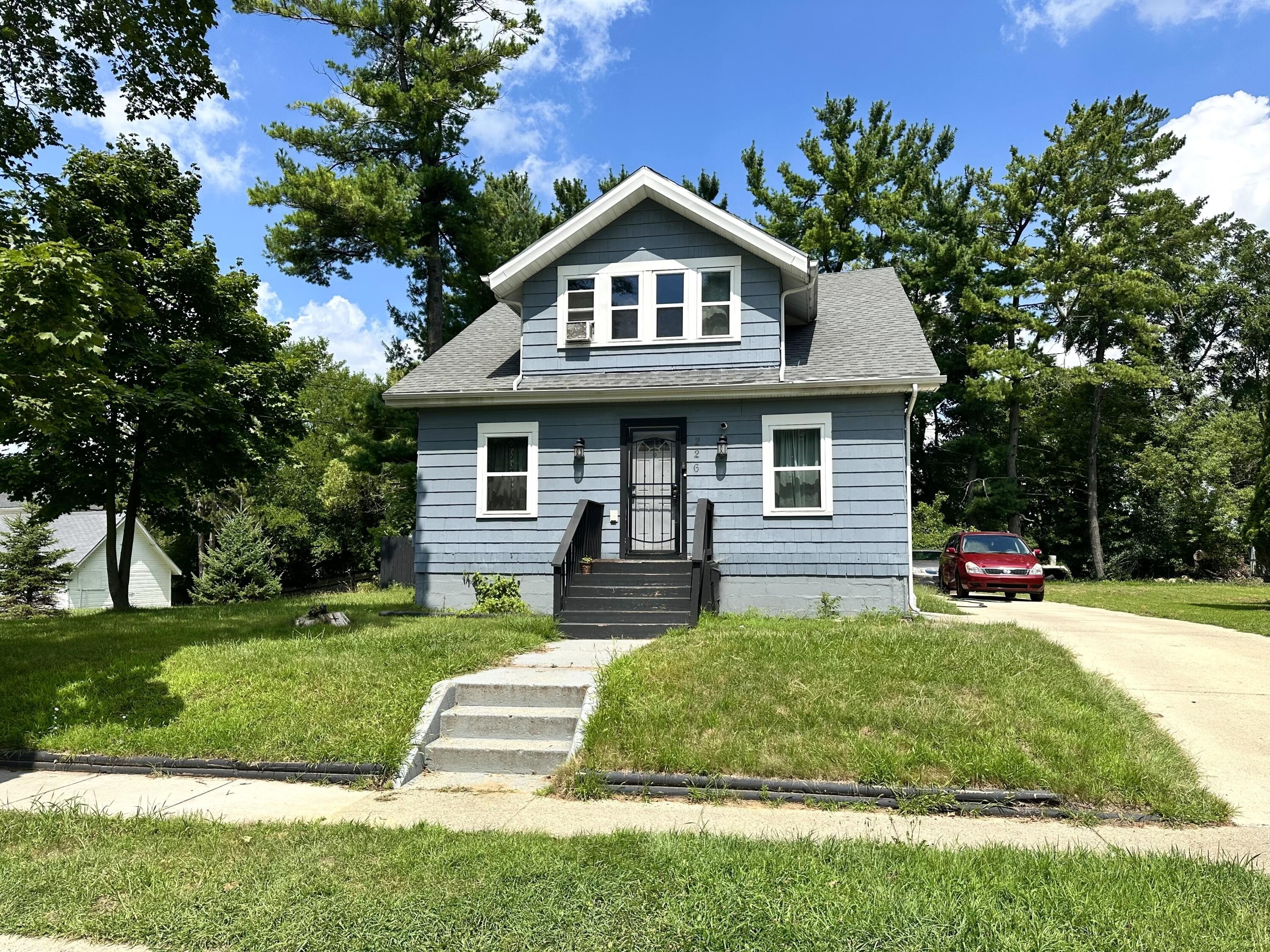 Single Family 5BR 1BA - 226 E High Street, Jackson, MI