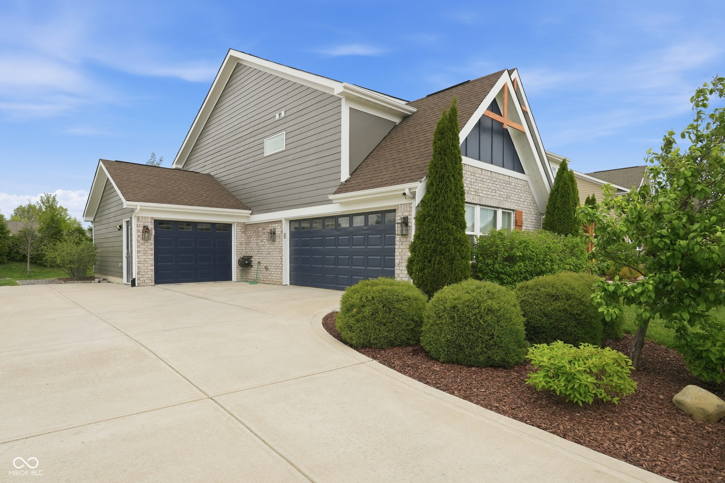 Single Family 4BR 4BA - 692 Ridge Gate Drive, Brownsburg, IN