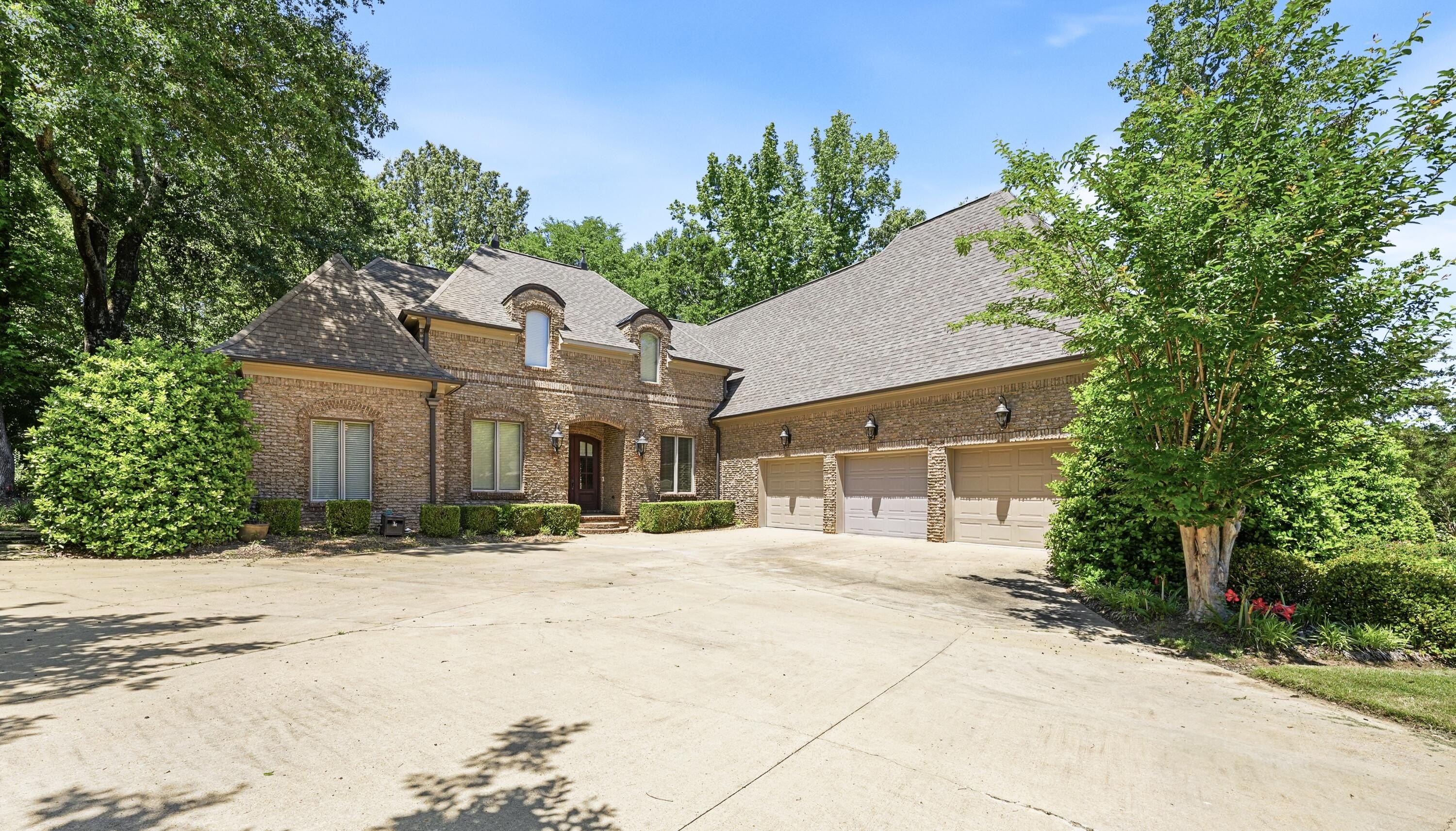 Single Family 4BR 5BA - 135 Autumn Hills Dr., Tupelo, MS