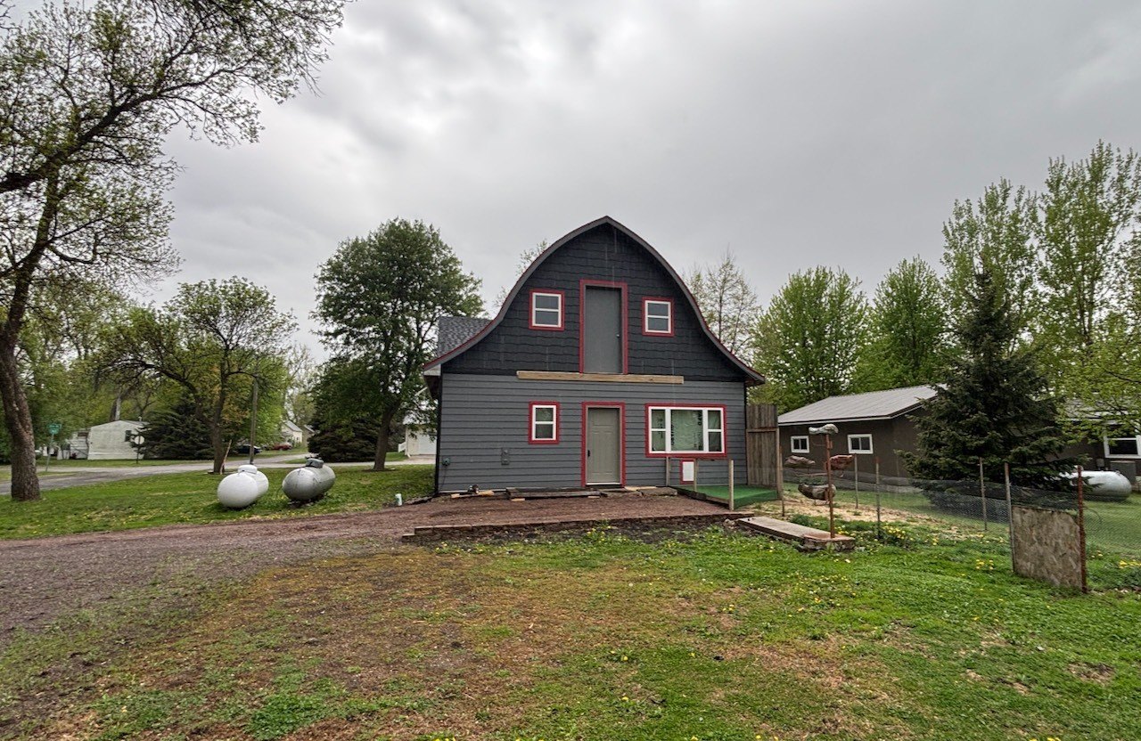 Single Family 4BR 3BA - 412 Elm Street, Langford, SD