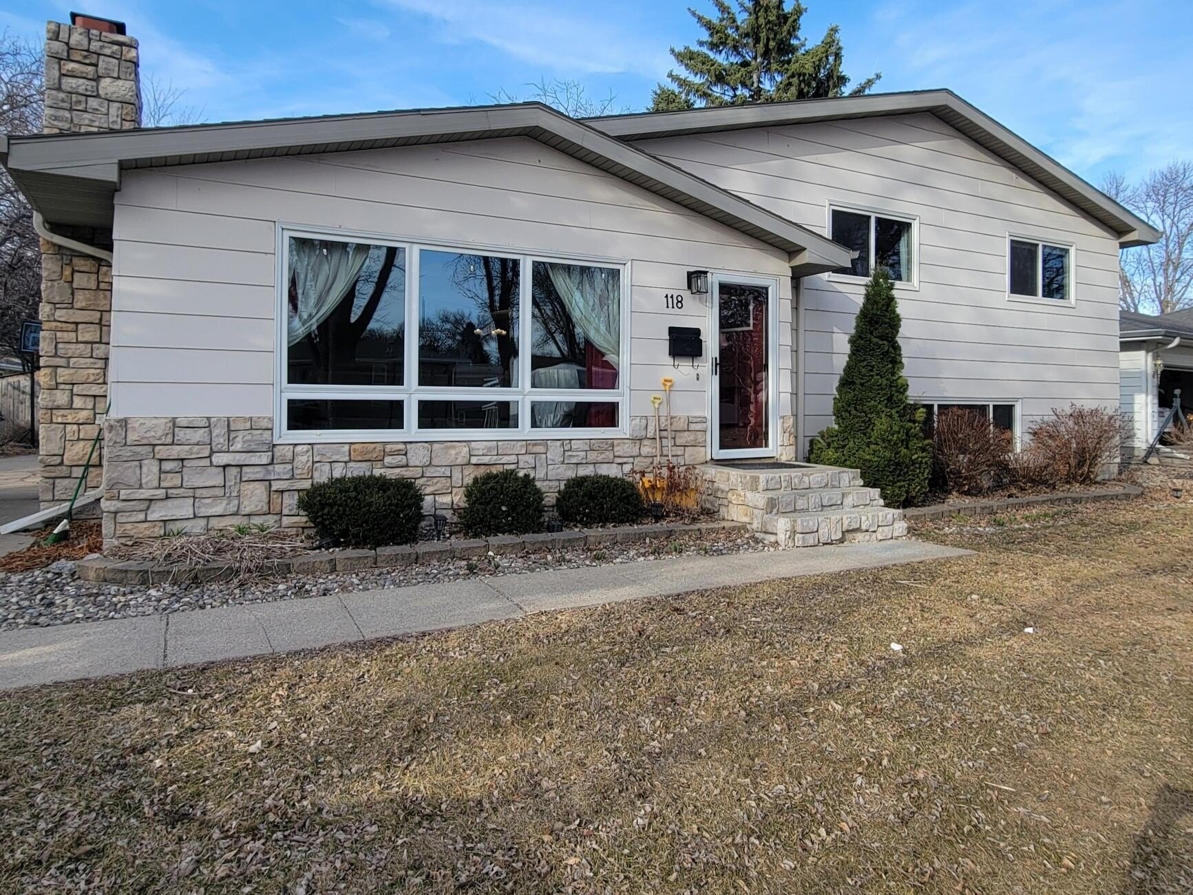 Single Family 4BR 3BA - 118 Church Drive, Aberdeen, SD