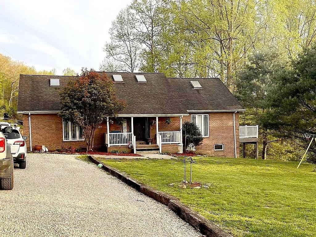 Single Family 4BR 5BA - 470 Old River Rd, Louisa, KY