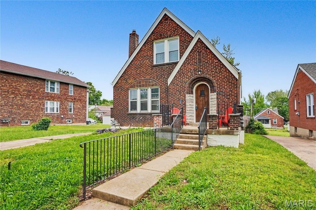 Single Family 4BR 3BA - 6933 Melrose Avenue, University City, MO
