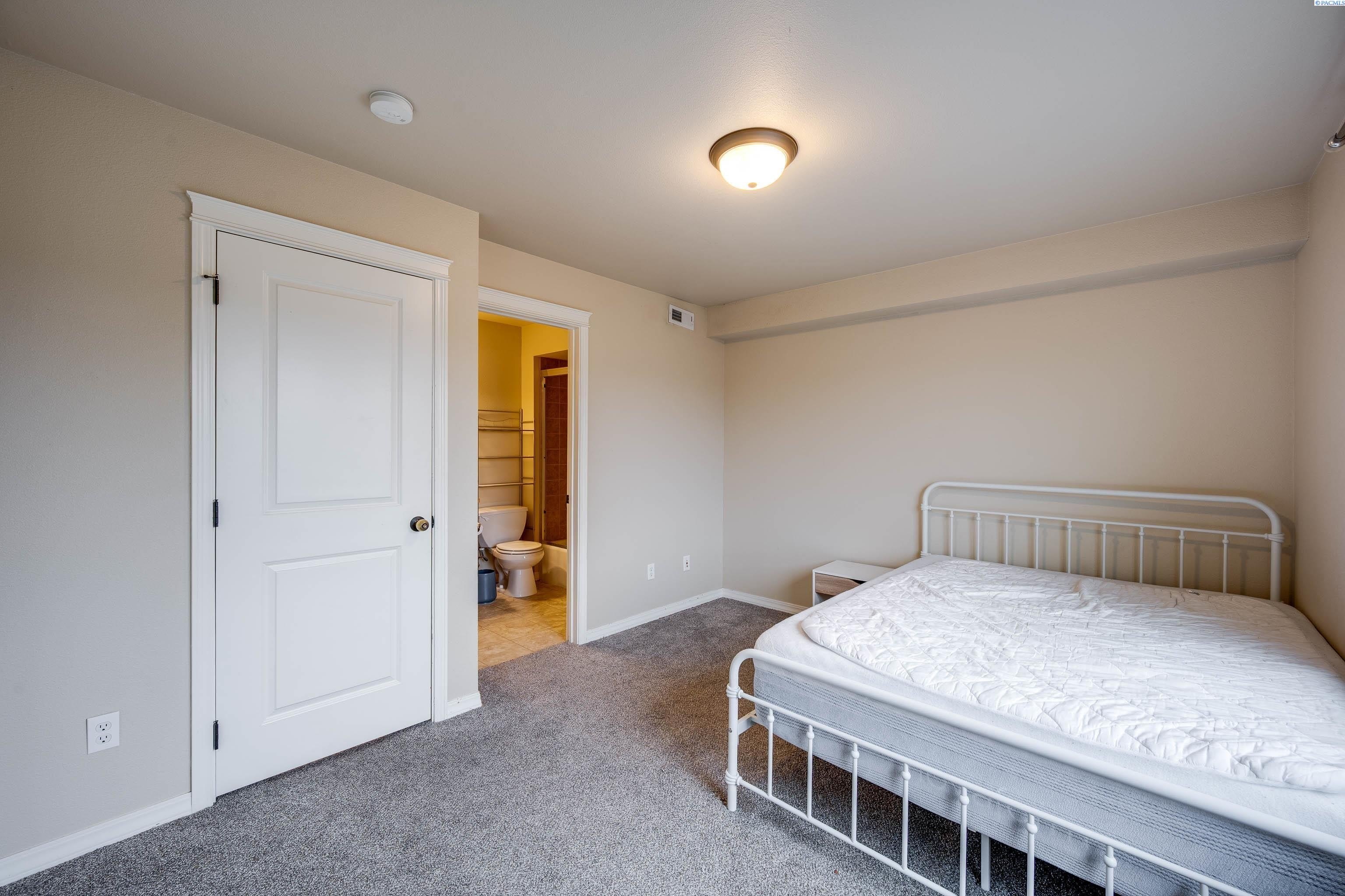 Condo 3BR 4BA - 715 NE Oak Street Condo B, Pullman, WA