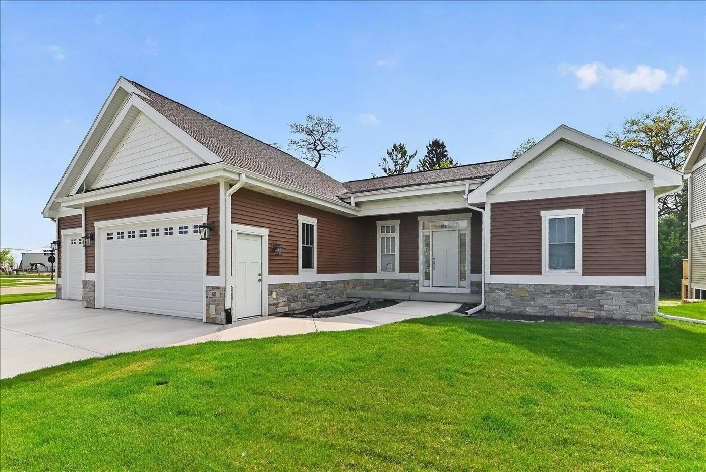 Single Family 3BR 3BA - 80 Oak Ridge Trail, Deerfield, WI