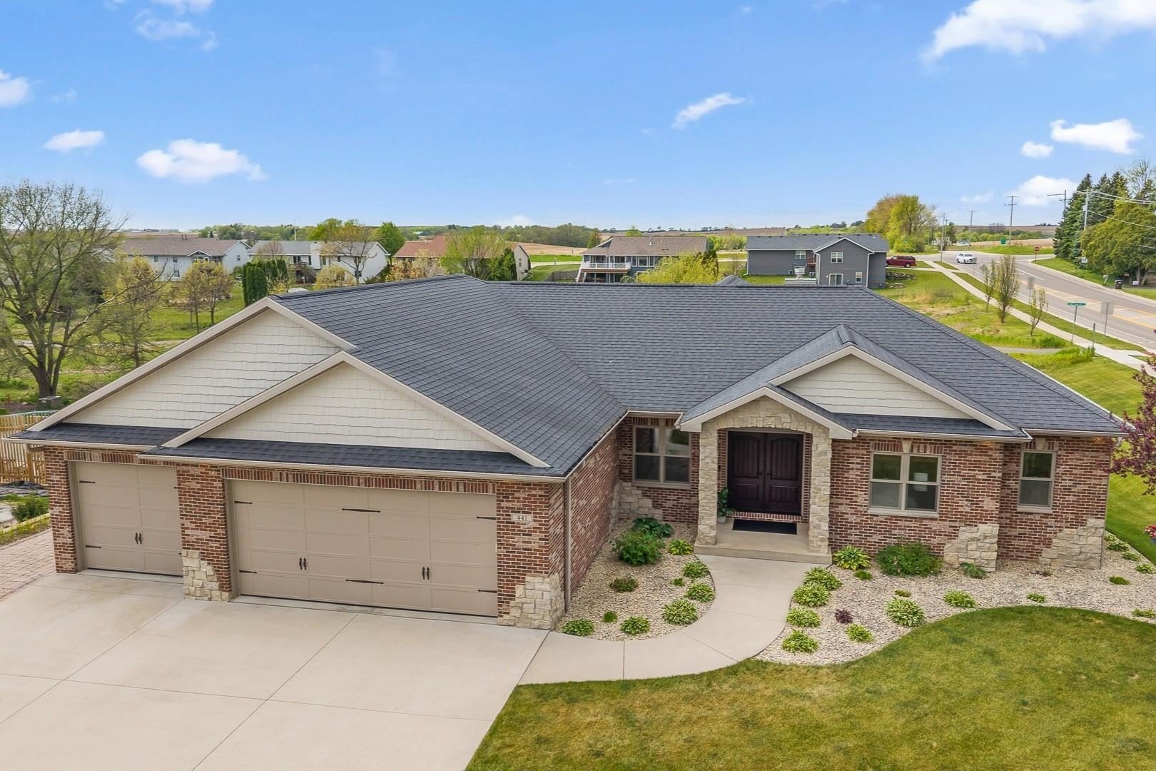 Single Family 4BR 4BA - 441 Willow Springs Court, Janesville, WI