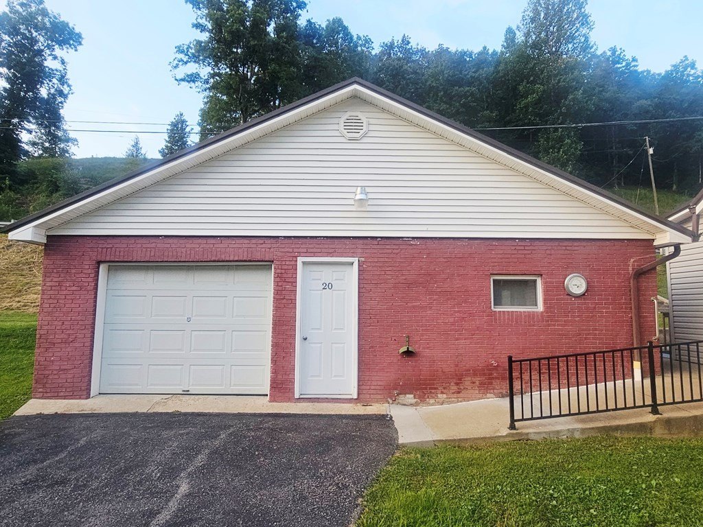 Single Family 4BR 2BA - 20 Fitch Branch Rd, Inez, KY