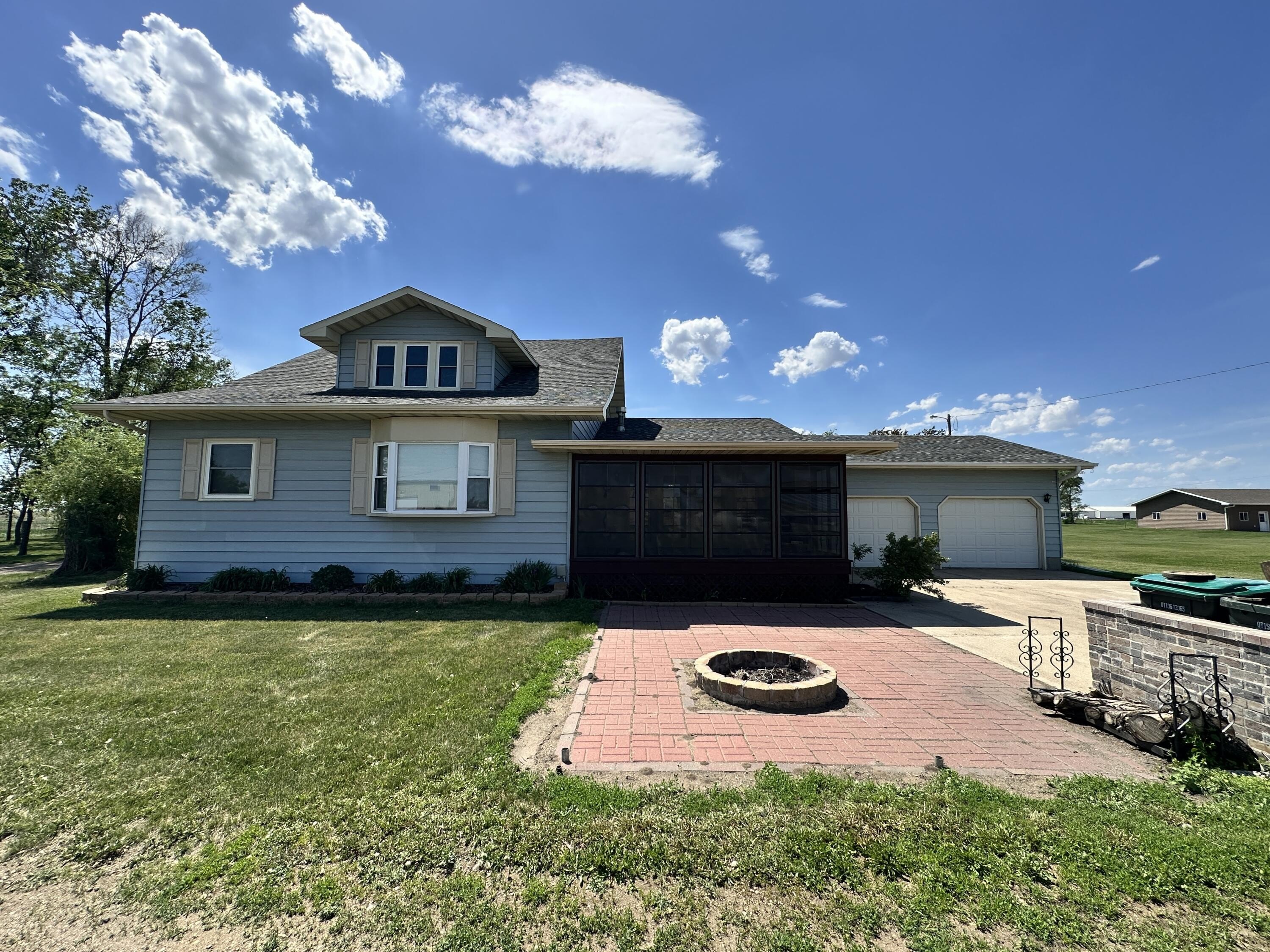 Single Family 4BR 3BA - 283 West Park Ave NW, Huron, SD