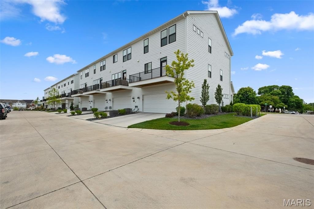 Single Family 4BR 4BA - 8933 Eager Road, St Louis, MO