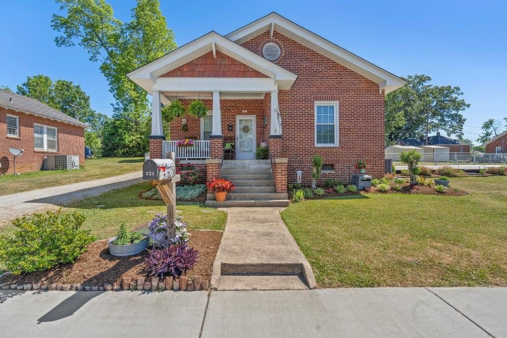 Single Family 2BR 2BA - 121 Sherard Ave, Ninety Six, SC