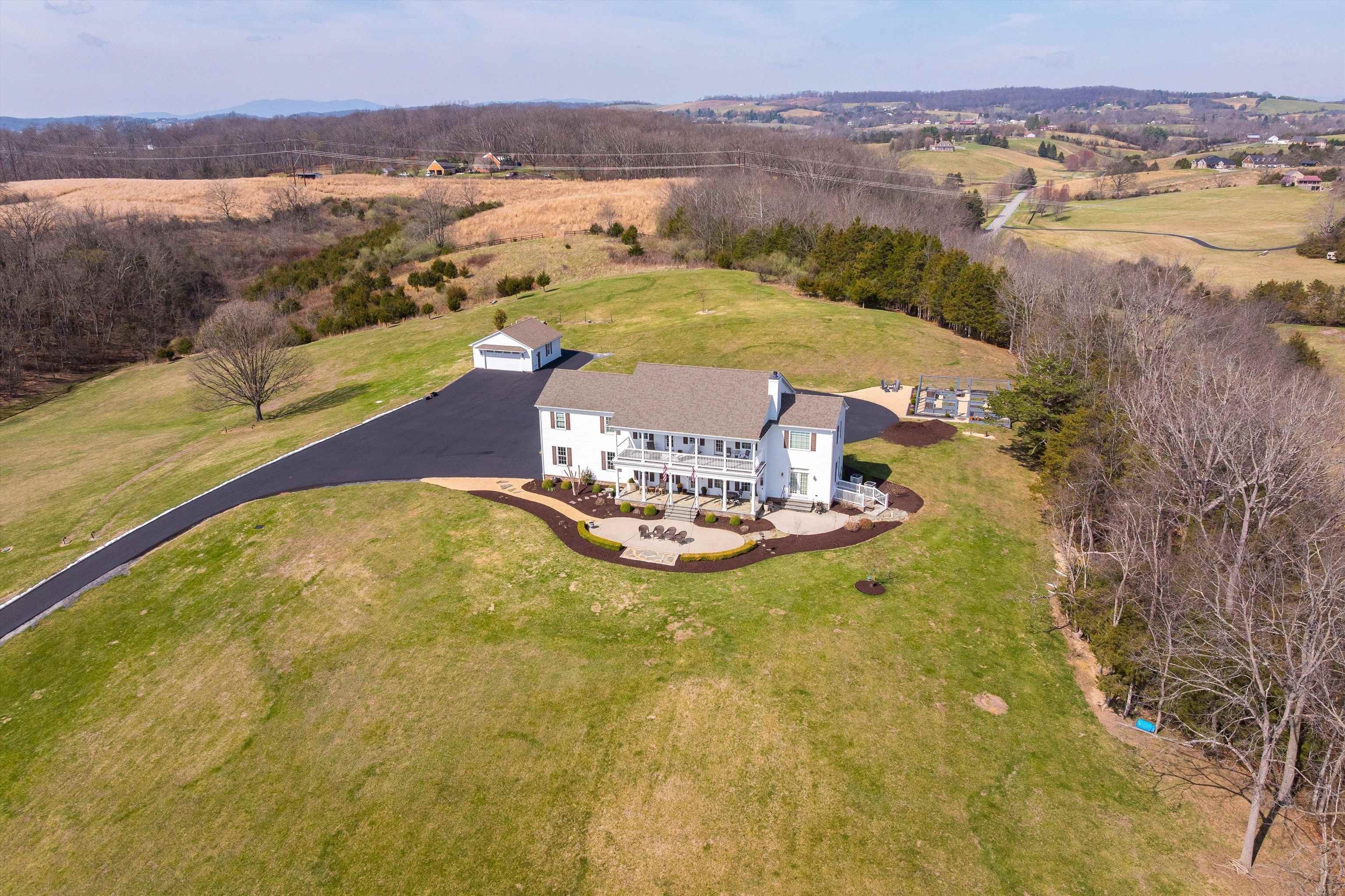 Single Family 4BR 4BA - 635 DAM TOWN RD, FORT DEFIANCE, VA