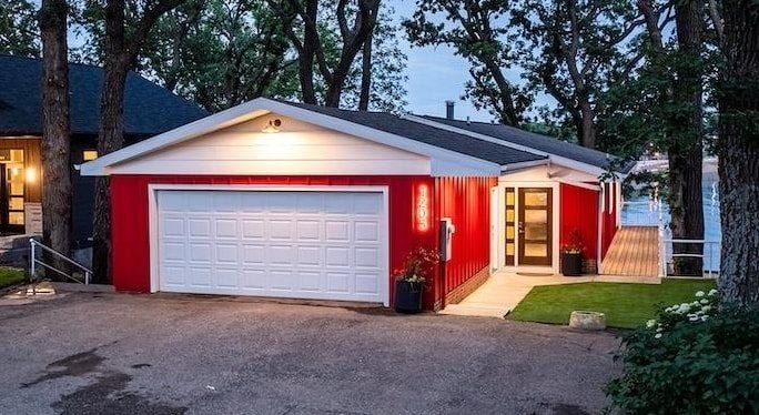 Single Family 4BR 2BA - 1203 Lakeshore, Okoboji, IA
