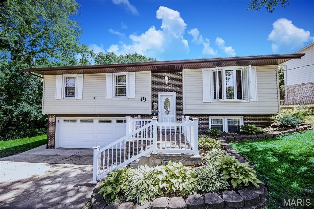 Single Family 3BR 2BA - 617 E Airwood Drive, Rosewood Heights, IL