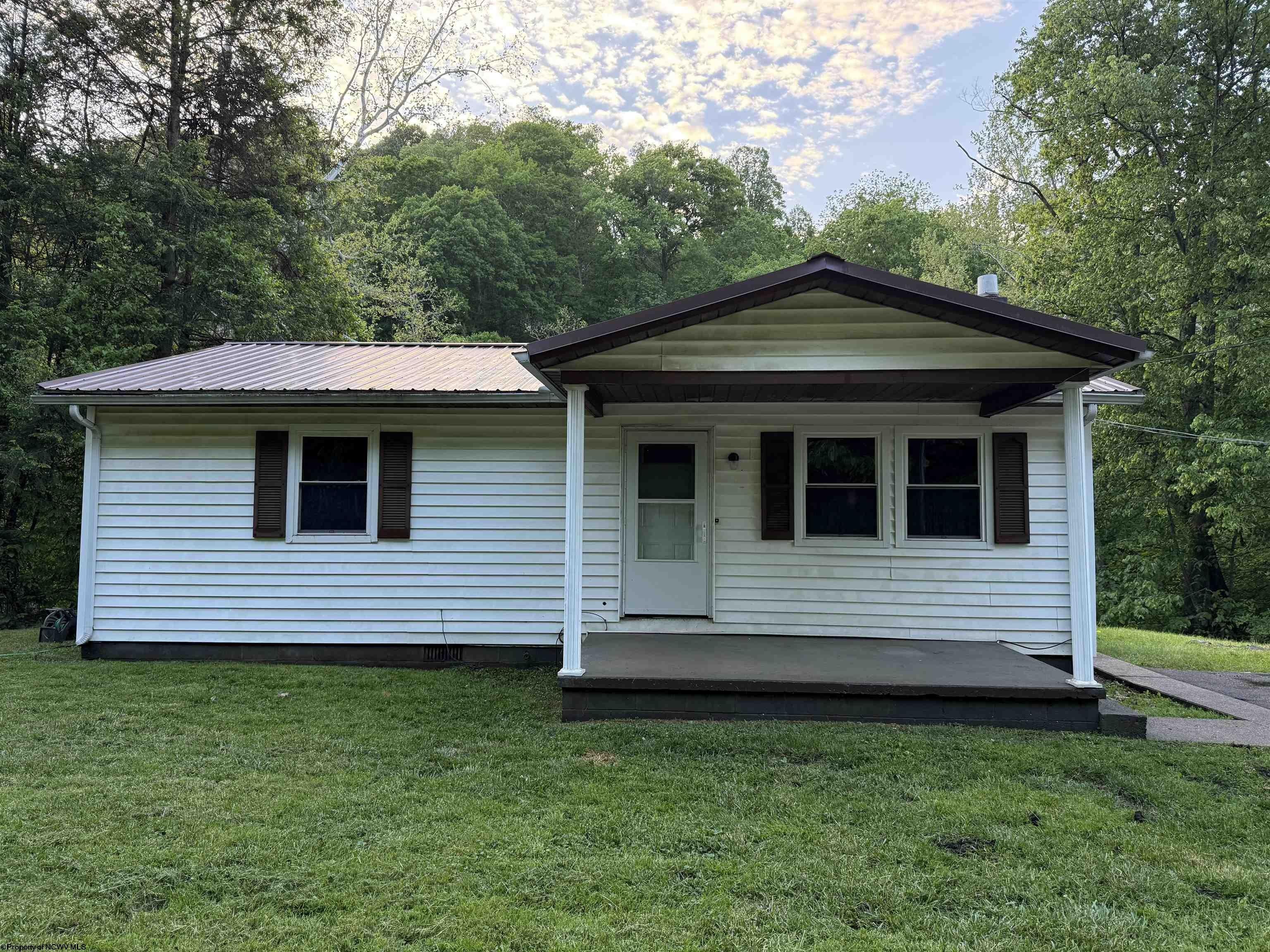 Single Family 2BR 1BA - 3652 Husky Highway, Farmington, WV
