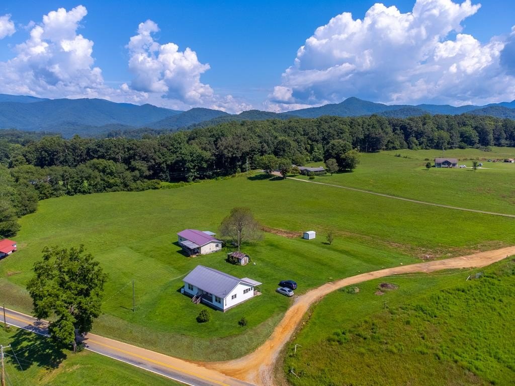 Single Family 3BR 2BA - 15 & 17 Bidwell Rd, Whittier, NC