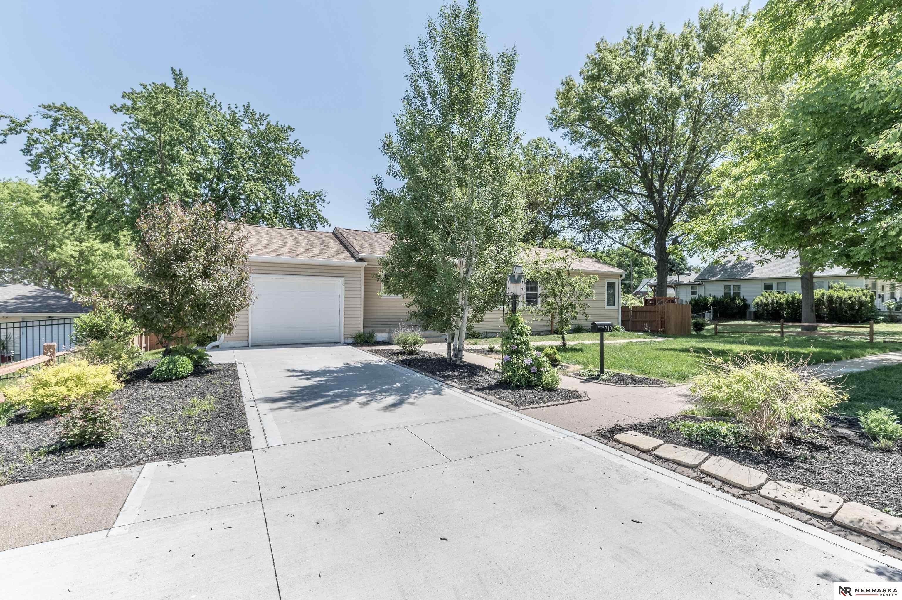 Single Family 2BR 1BA - 719 S Adams Street, Papillion, NE