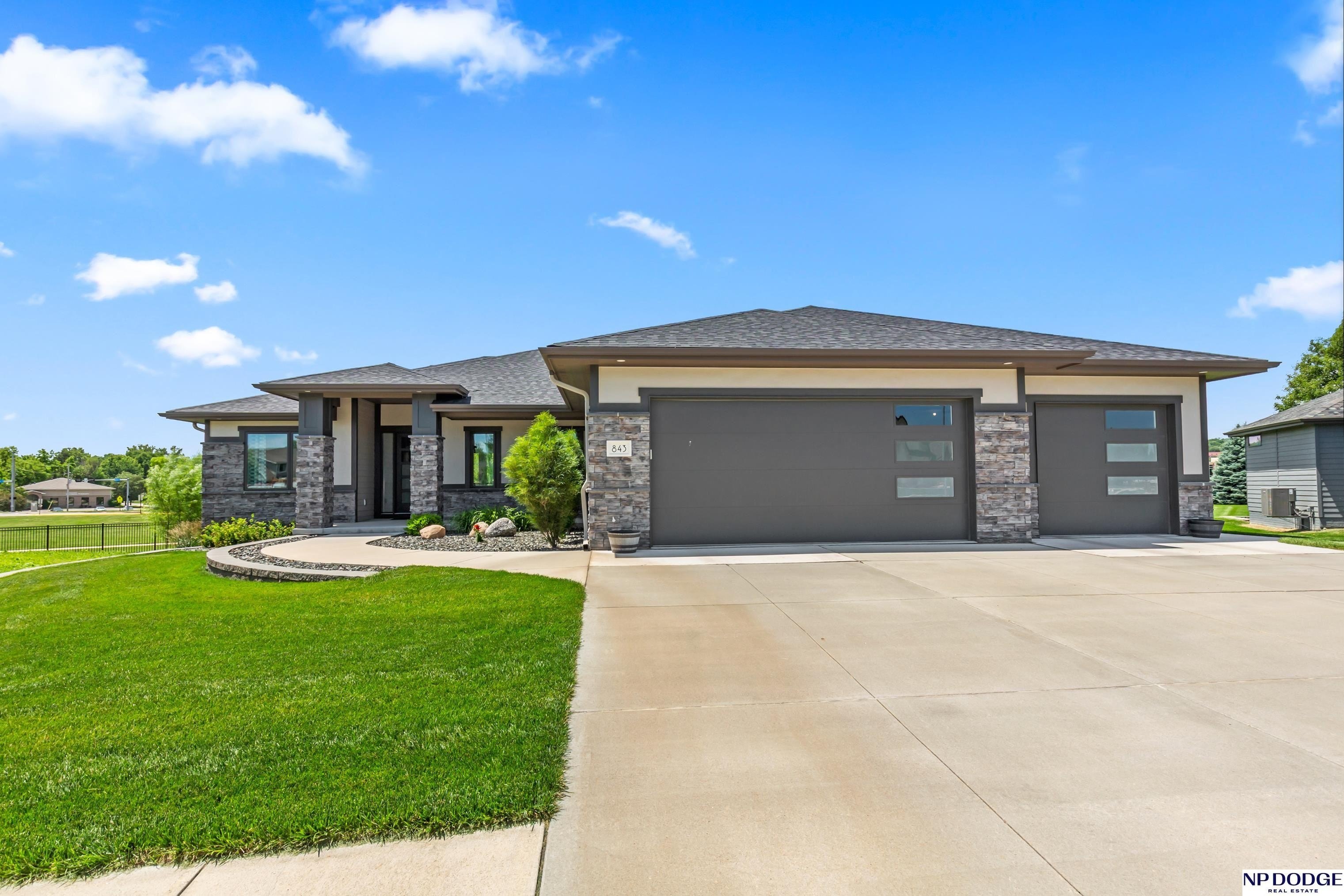 Single Family 4BR 4BA - 843 Arbor Drive, Blair, NE