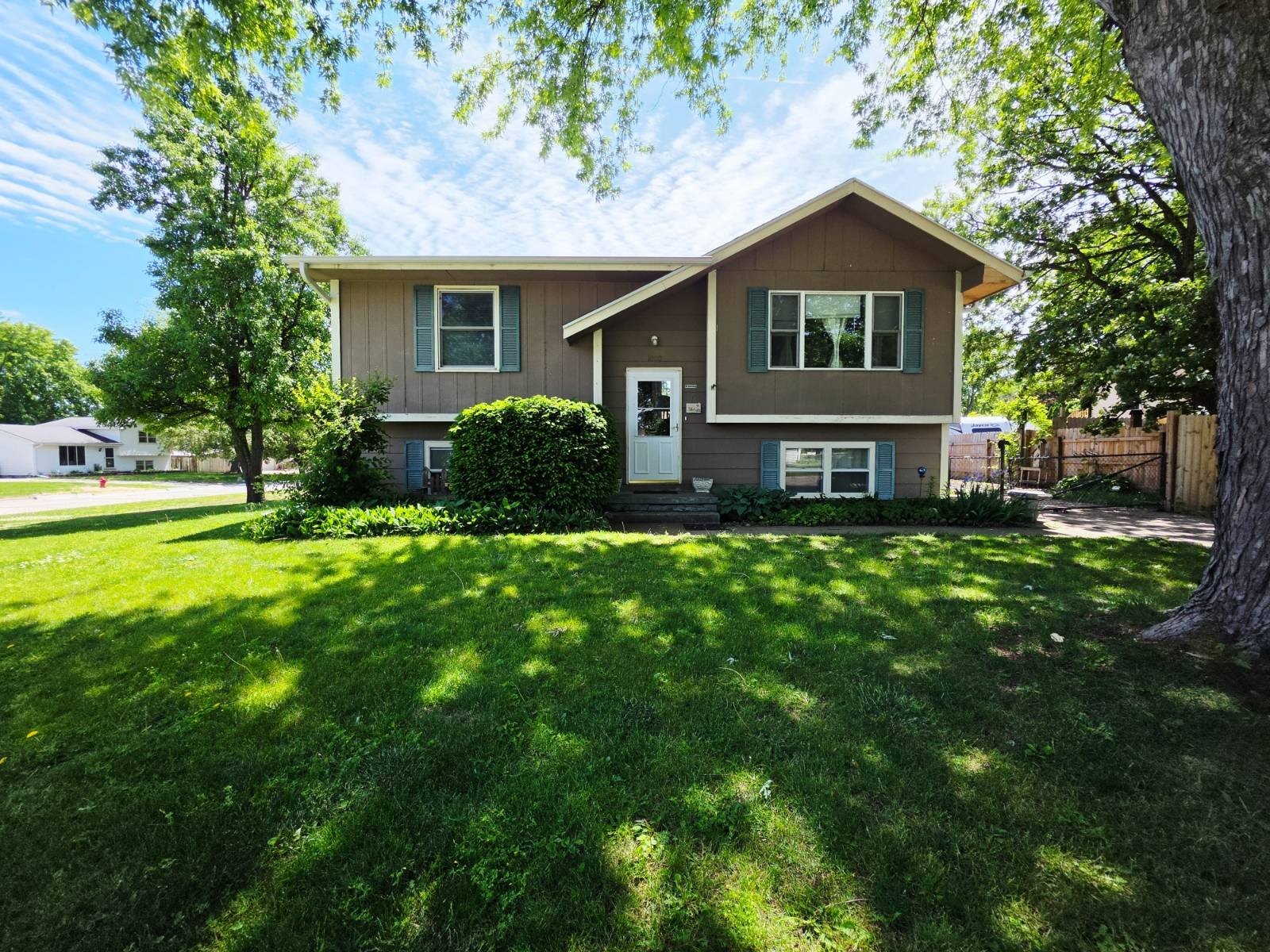 Single Family 3BR 2BA - 1000 5th Street NW, Altoona, IA