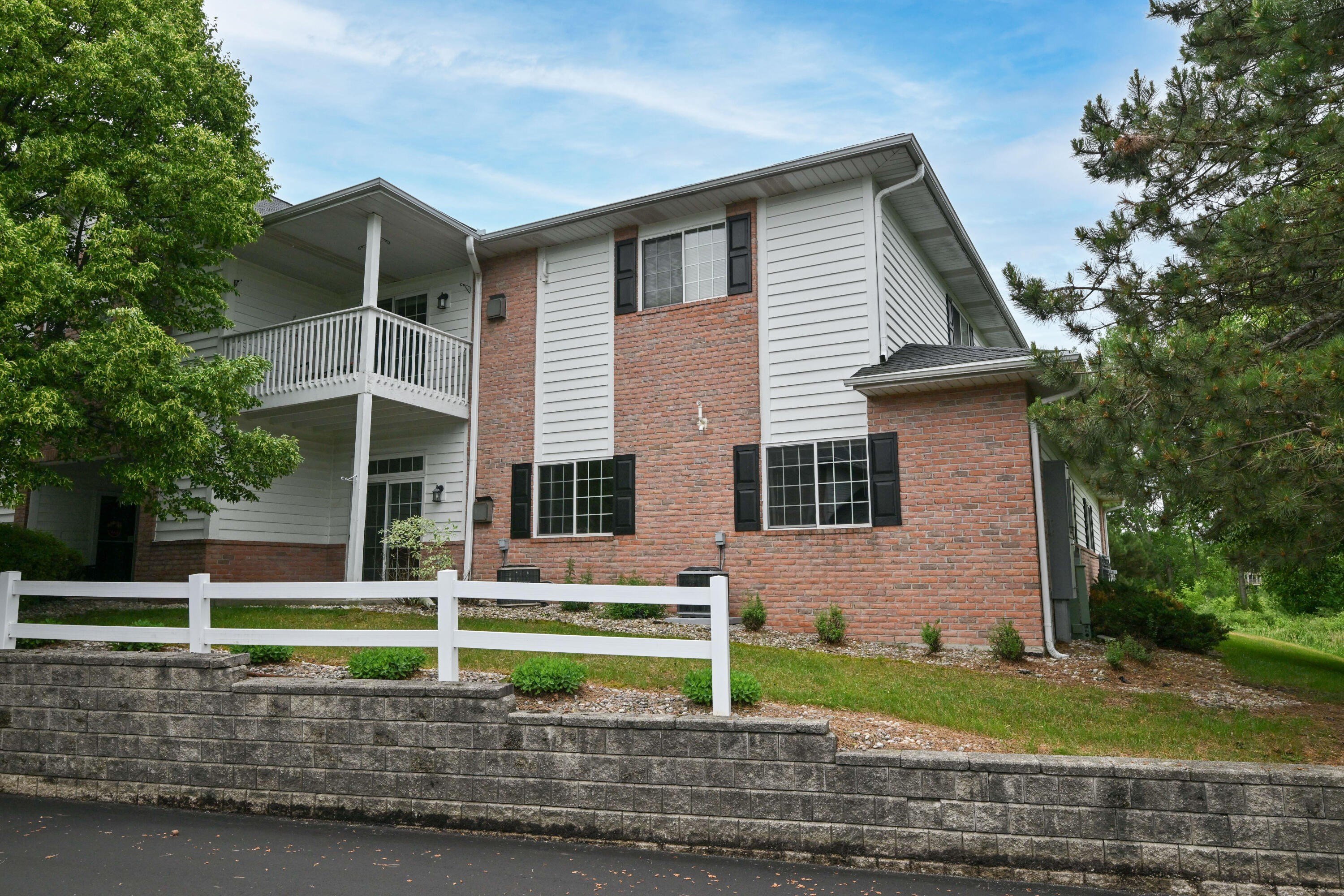 Condo 2BR 2BA - W241N2533 E Parkway Meadow Cir, Pewaukee, WI