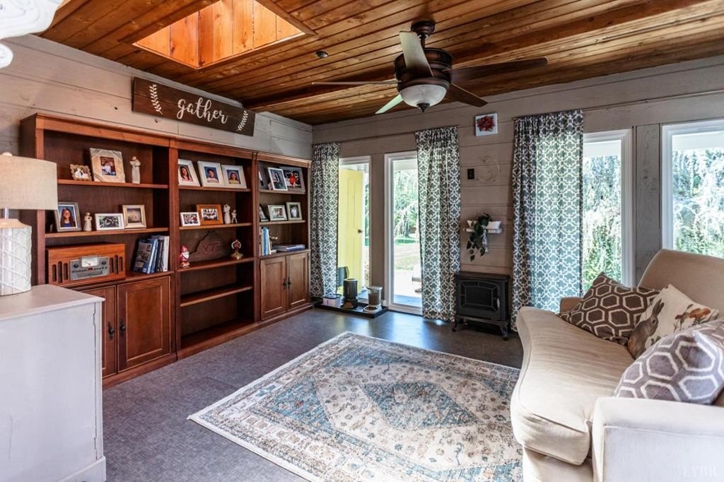 Single Family 5BR 3BA - 151 Burke Street, Appomattox, VA