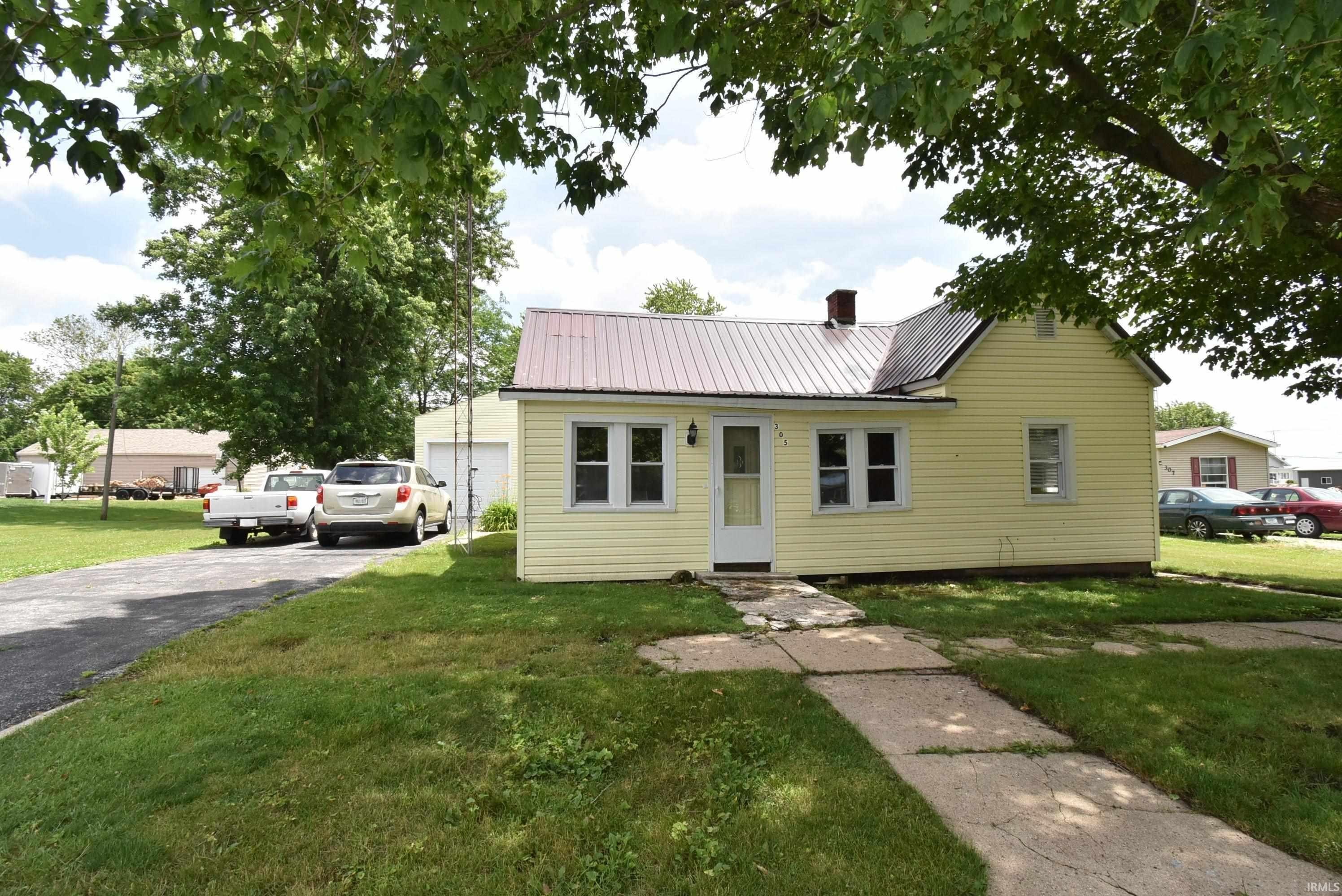 Single Family 2BR 1BA - 305 S Chestnut Street, Earl Park, IN
