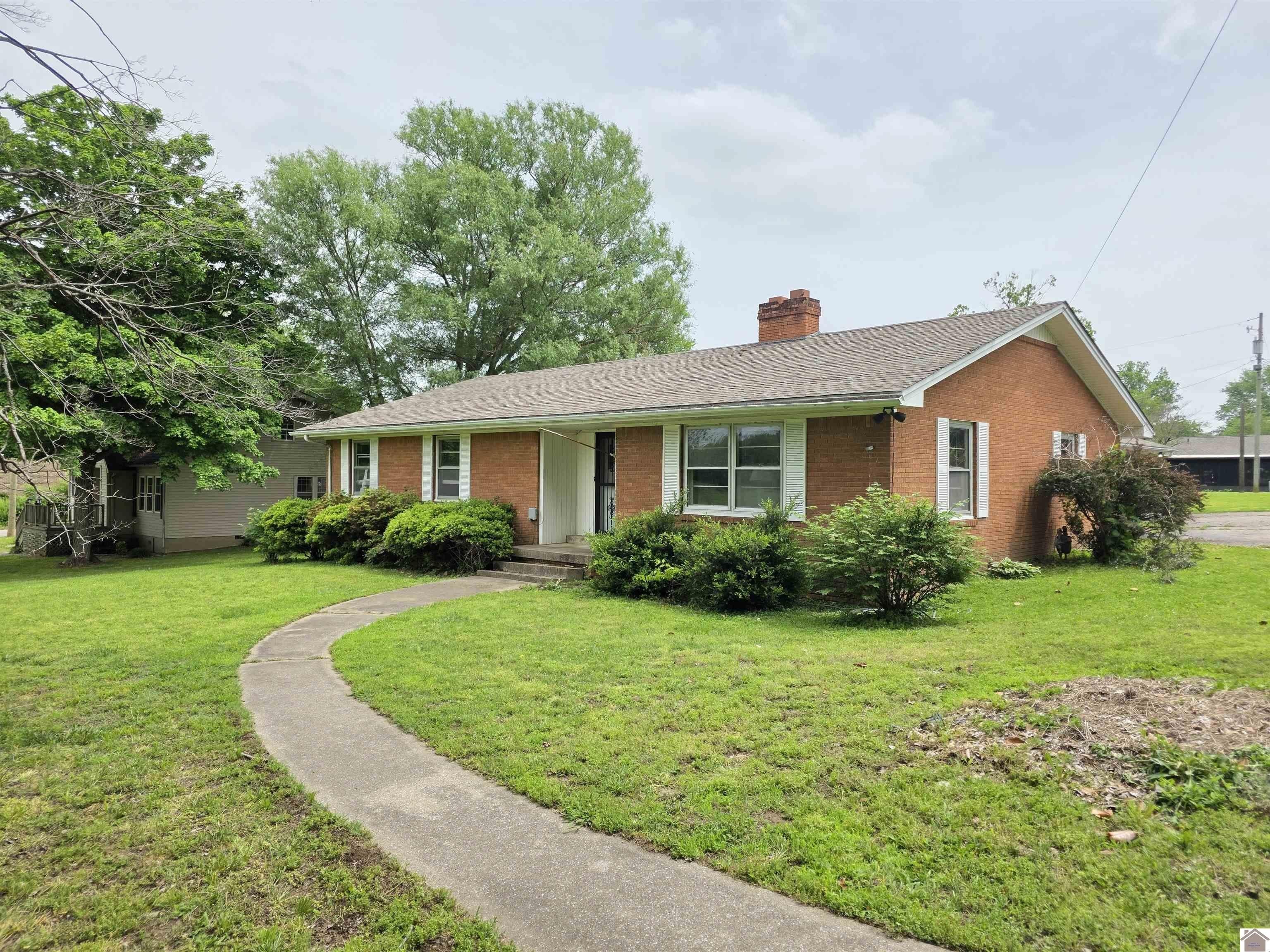 Single Family 3BR 2BA - 405 W Clay St, Clinton, KY
