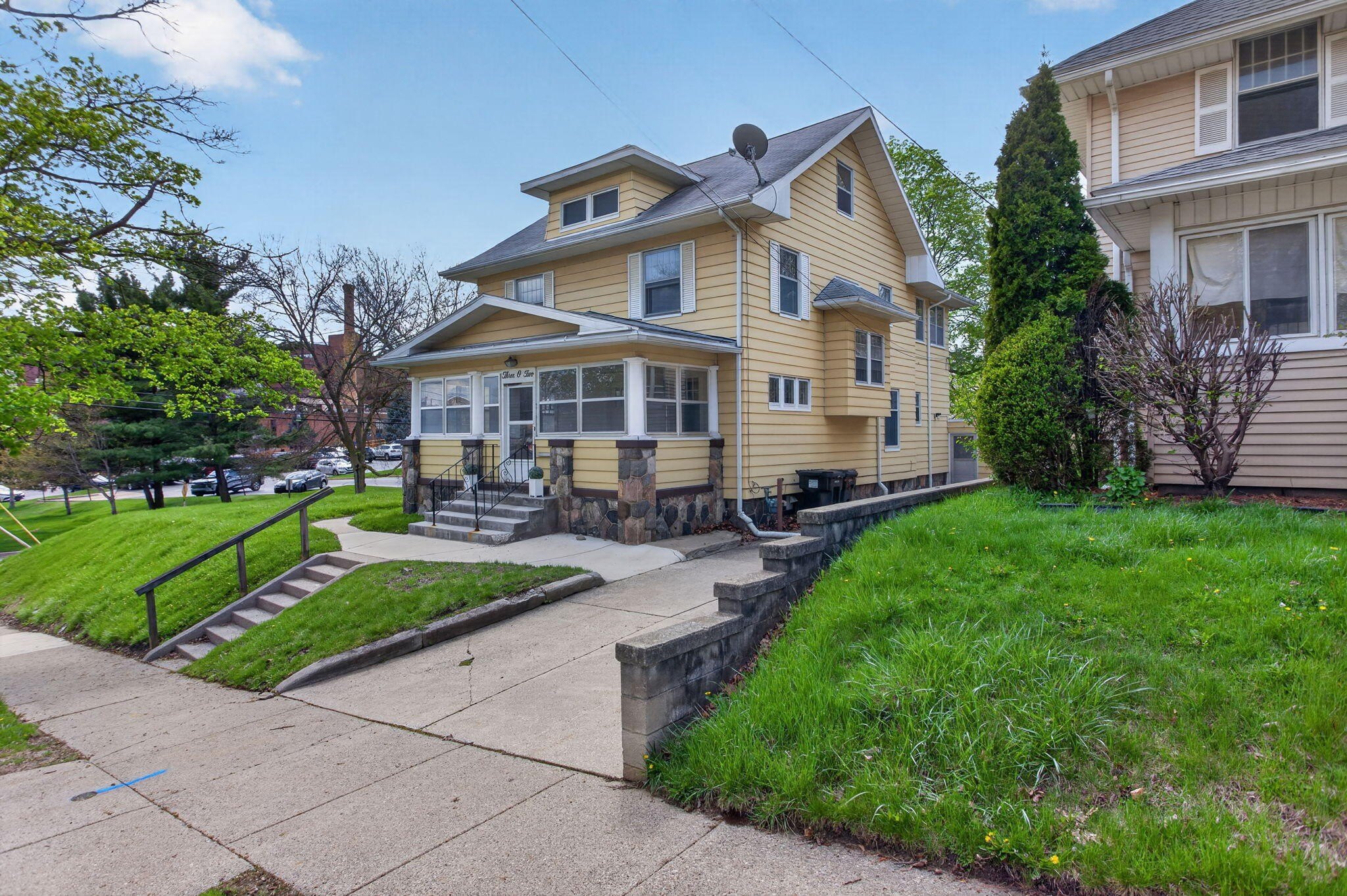 Single Family 4BR 2BA - 302 Ellery Avenue, Jackson, MI
