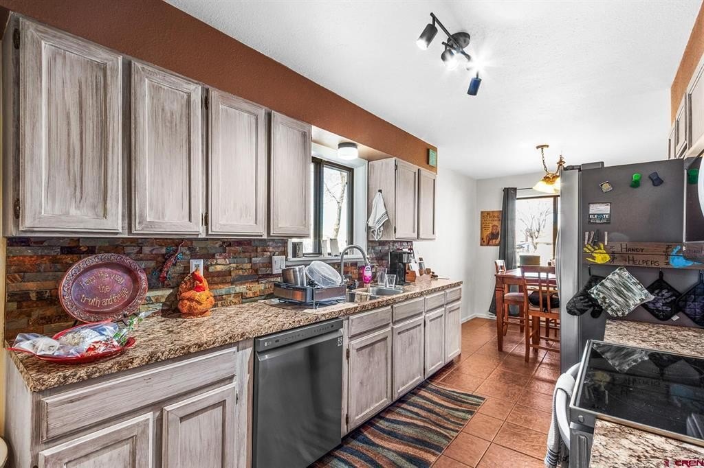Single Family 3BR 2BA - 130 W South 1st Street, Montrose, CO