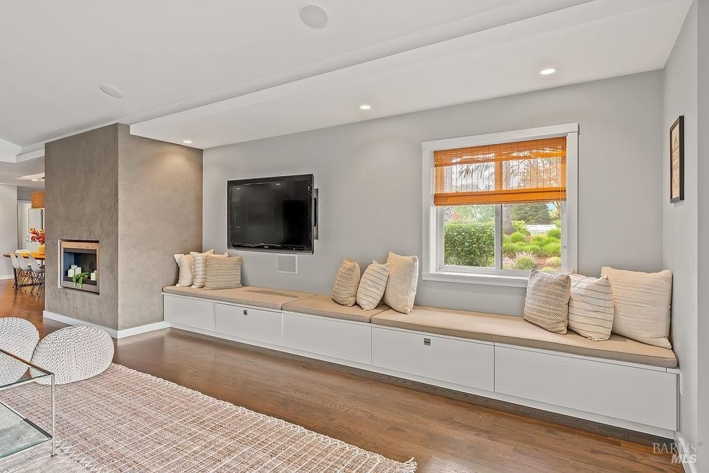 Single Family 3BR 3BA - 10936 Eastside Road, Healdsburg, CA