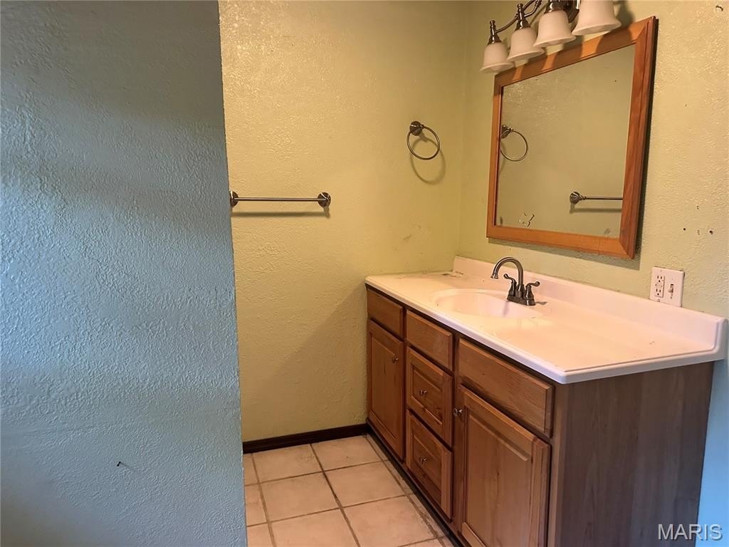 Single Family 4BR 3BA - 10465 Chalk Bluff Way, Dexter, MO