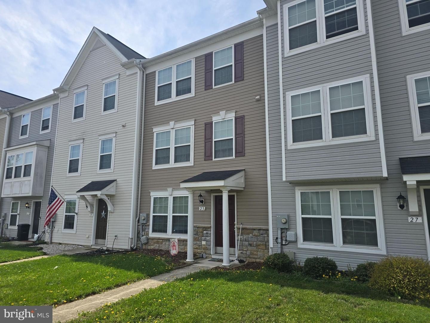 Single Family 4BR 4BA - 23 PRIVATE CT, BUNKER HILL, WV